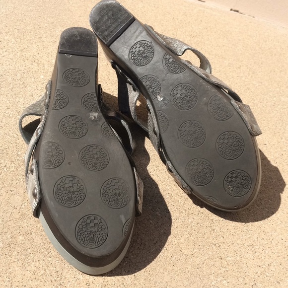 Vince Camuto grey & silver leather wedge sandals - Picture 4 of 6